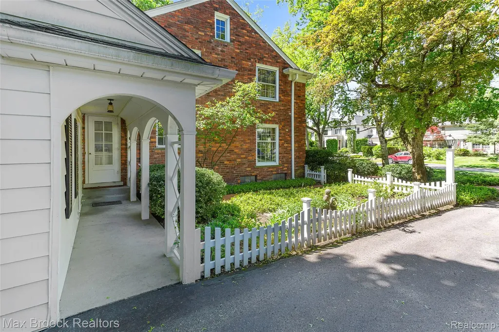 292 Fairfax Street Birmingham City MI 48009
