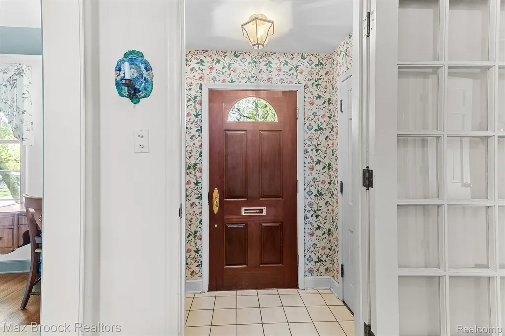 292 Fairfax Street Birmingham City MI 48009