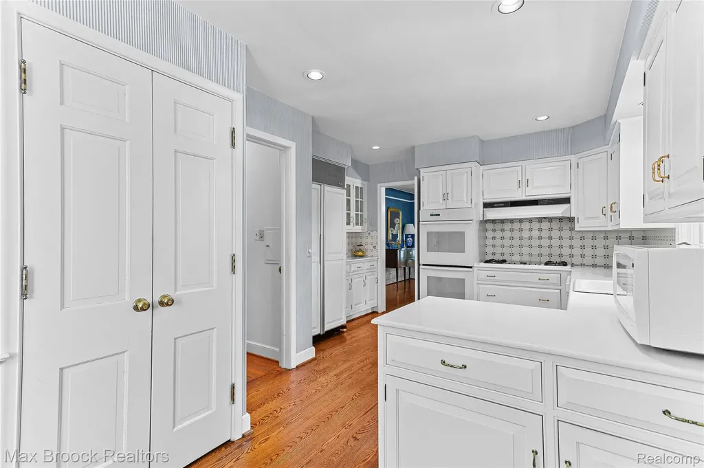 292 Fairfax Street Birmingham City MI 48009