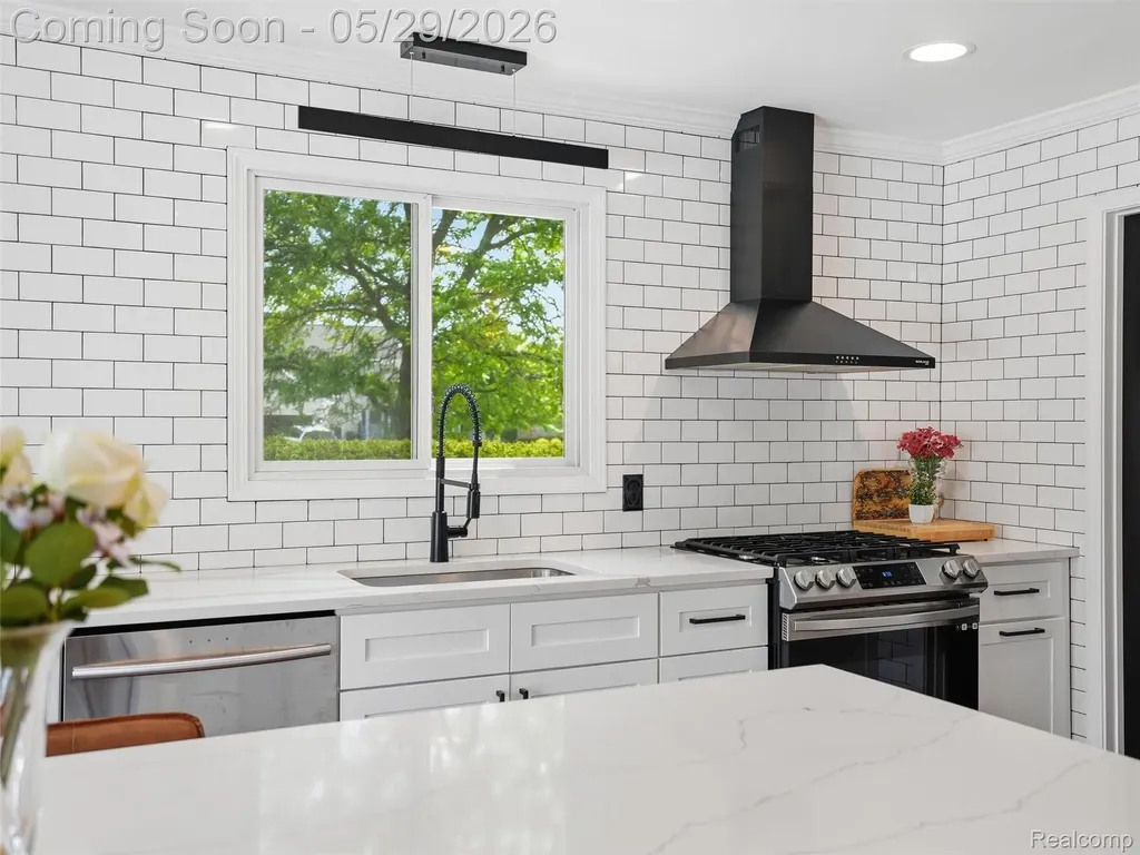 15581 Spiceway Fraser City MI 48026