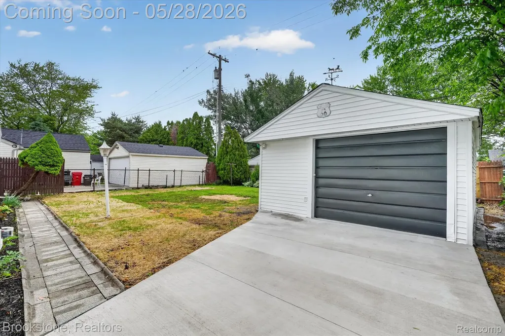 26304 Barnes Street Roseville City MI 48066