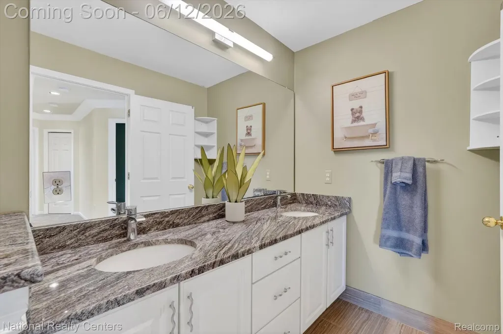 1042 Saint Andrews Highland Charter Township MI 48357