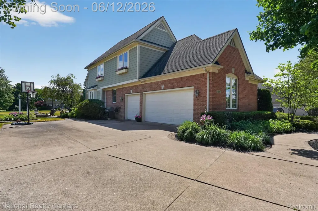 1042 Saint Andrews Highland Charter Township MI 48357