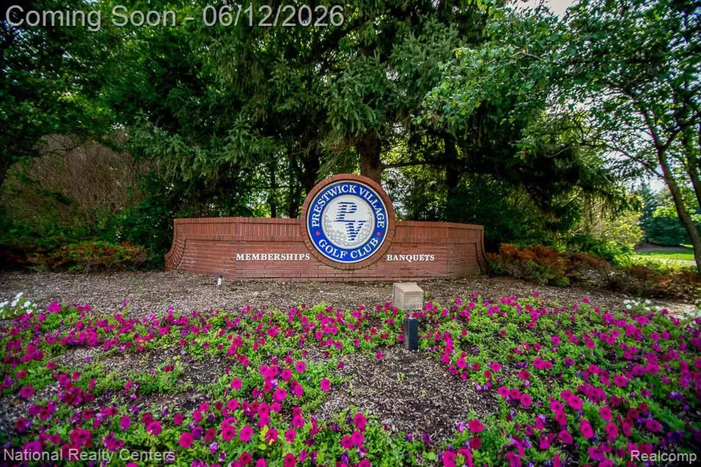 1042 Saint Andrews Highland Charter Township MI 48357