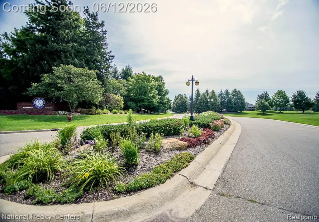 1042 Saint Andrews Highland Charter Township MI 48357