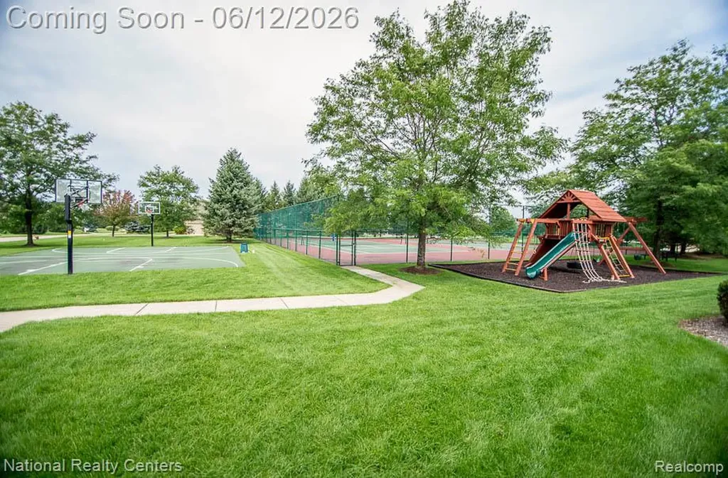 1042 Saint Andrews Highland Charter Township MI 48357