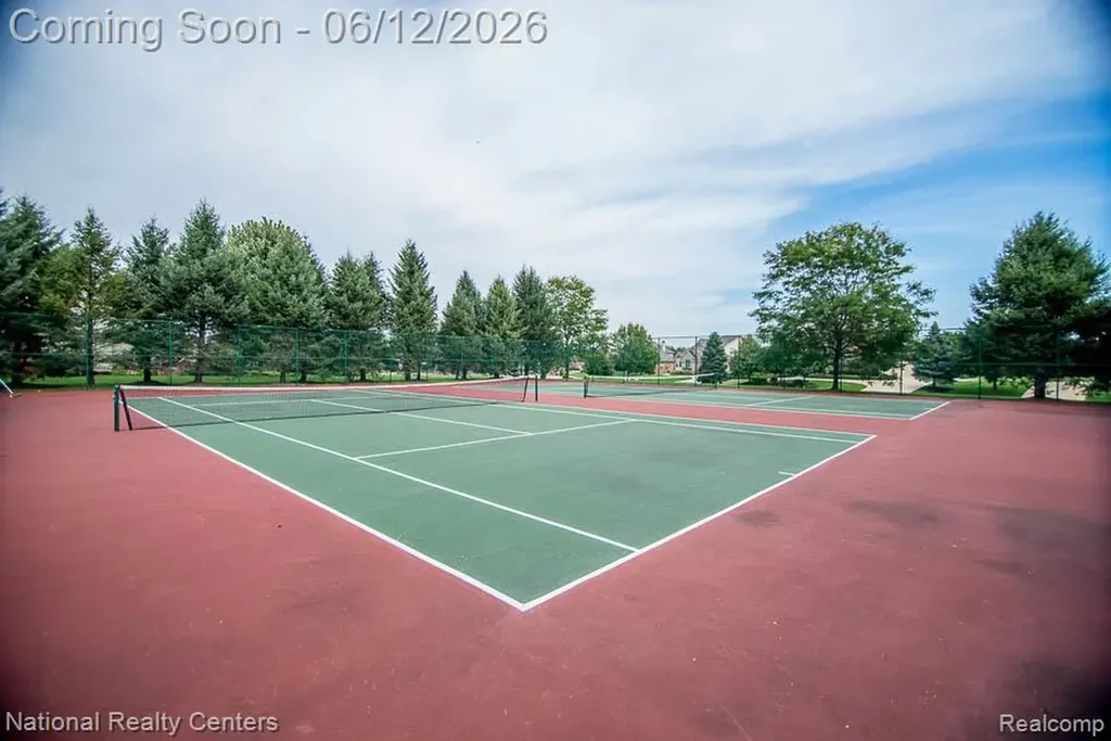 1042 Saint Andrews Highland Charter Township MI 48357