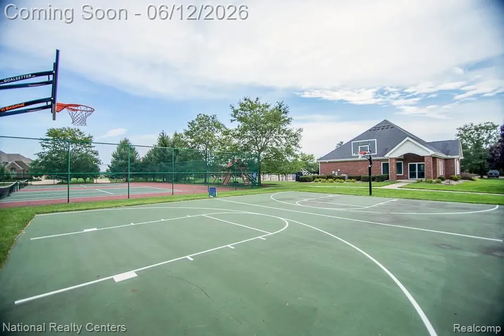 1042 Saint Andrews Highland Charter Township MI 48357