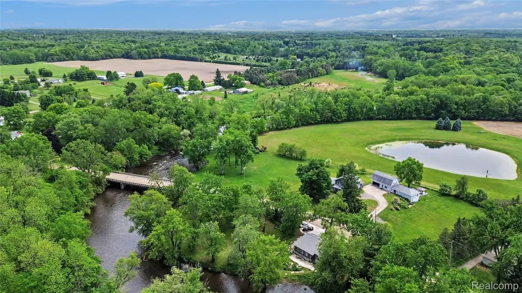 10810 Petrieville Highway Eaton Rapids Township MI 48827