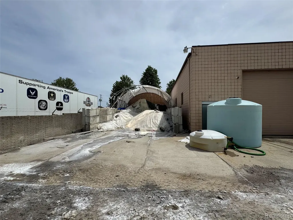 1955 Bellingham Drive Troy City MI 48083