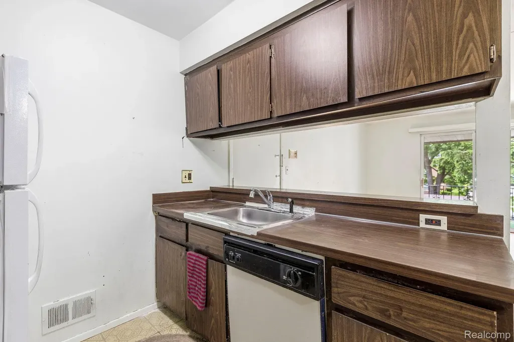 29165 Hayes Road Warren City MI 48088