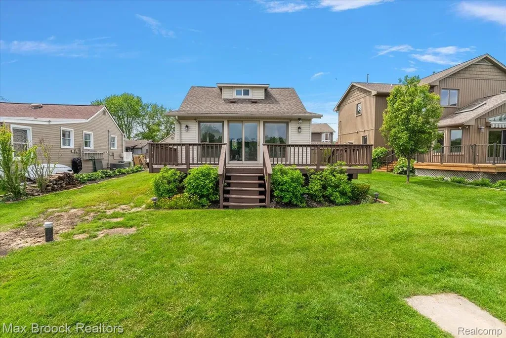 1323 Castlewood Drive White Lake Charter Township MI 48386