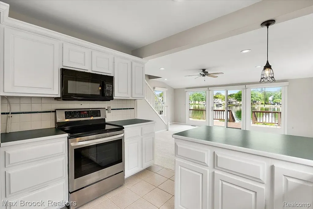 1323 Castlewood Drive White Lake Charter Township MI 48386