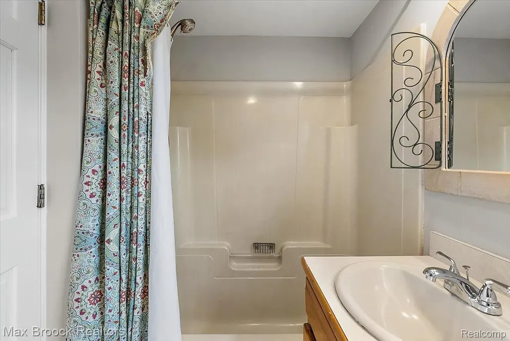 1323 Castlewood Drive White Lake Charter Township MI 48386