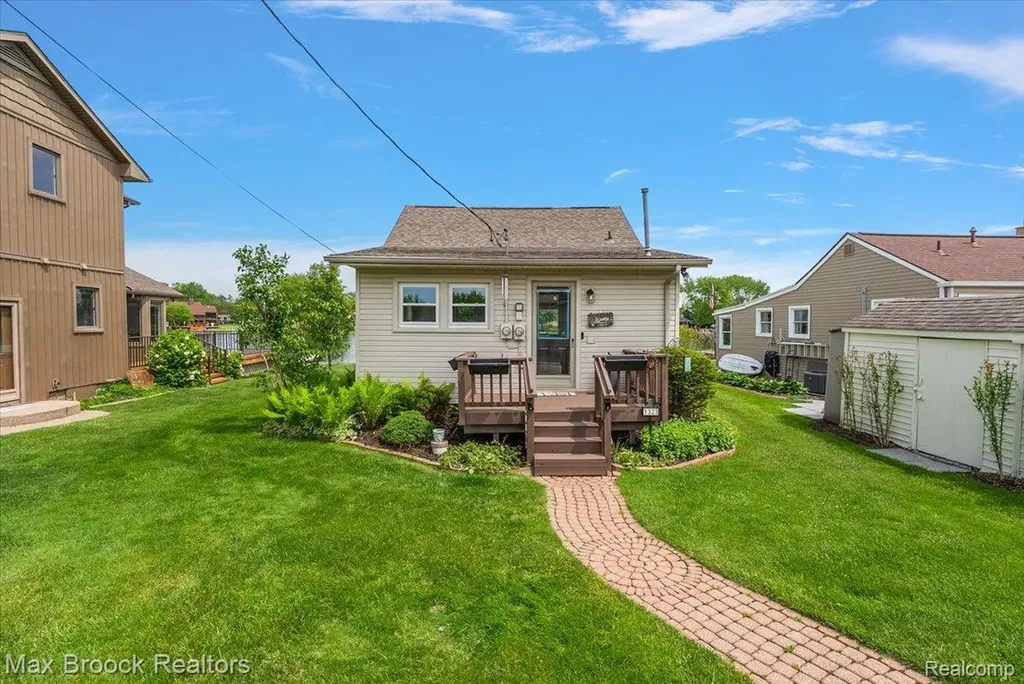 1323 Castlewood Drive White Lake Charter Township MI 48386