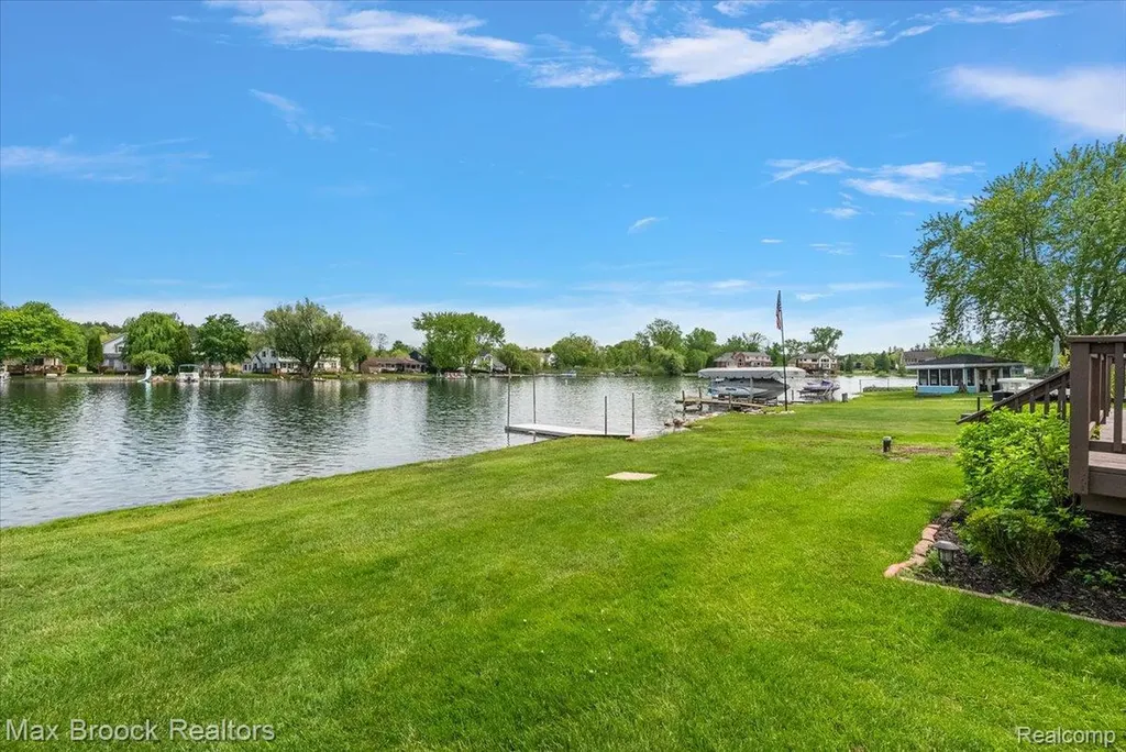 1323 Castlewood Drive White Lake Charter Township MI 48386