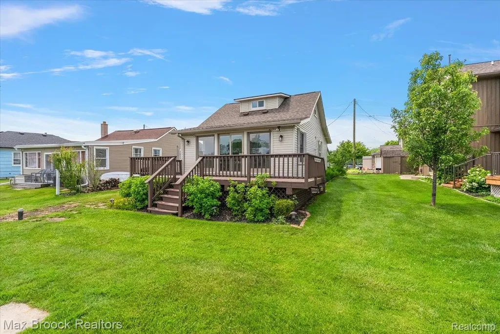 1323 Castlewood Drive White Lake Charter Township MI 48386