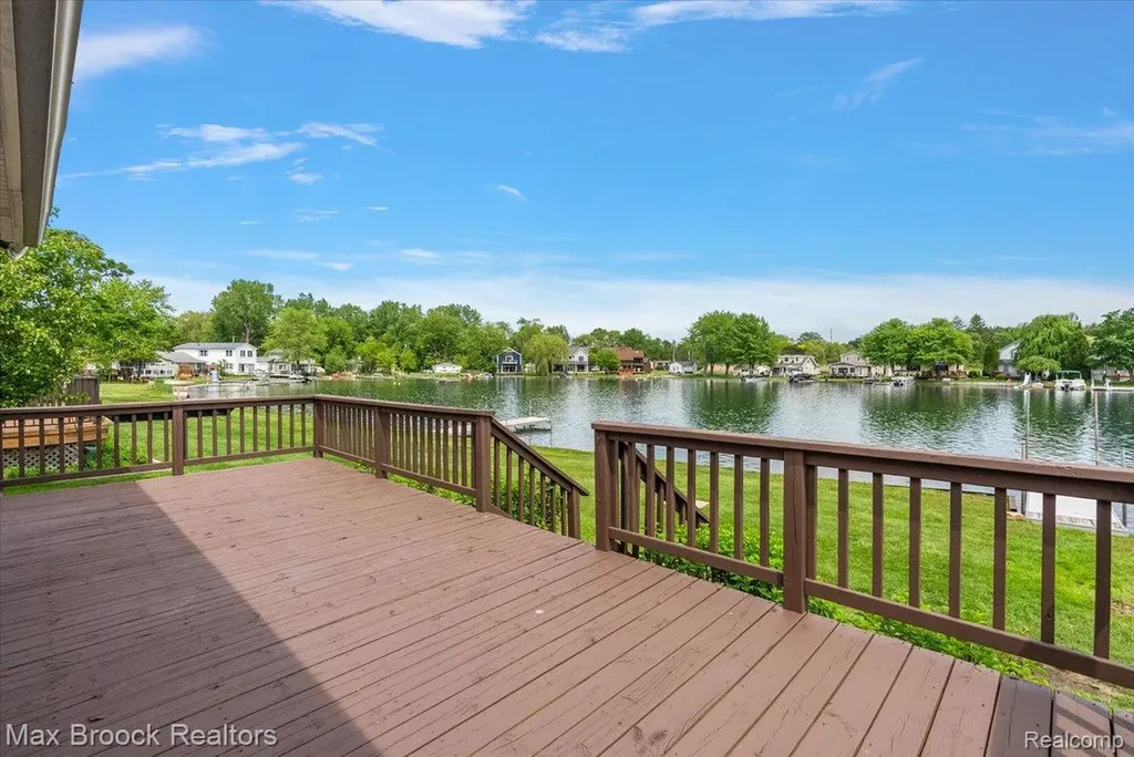 1323 Castlewood Drive White Lake Charter Township MI 48386