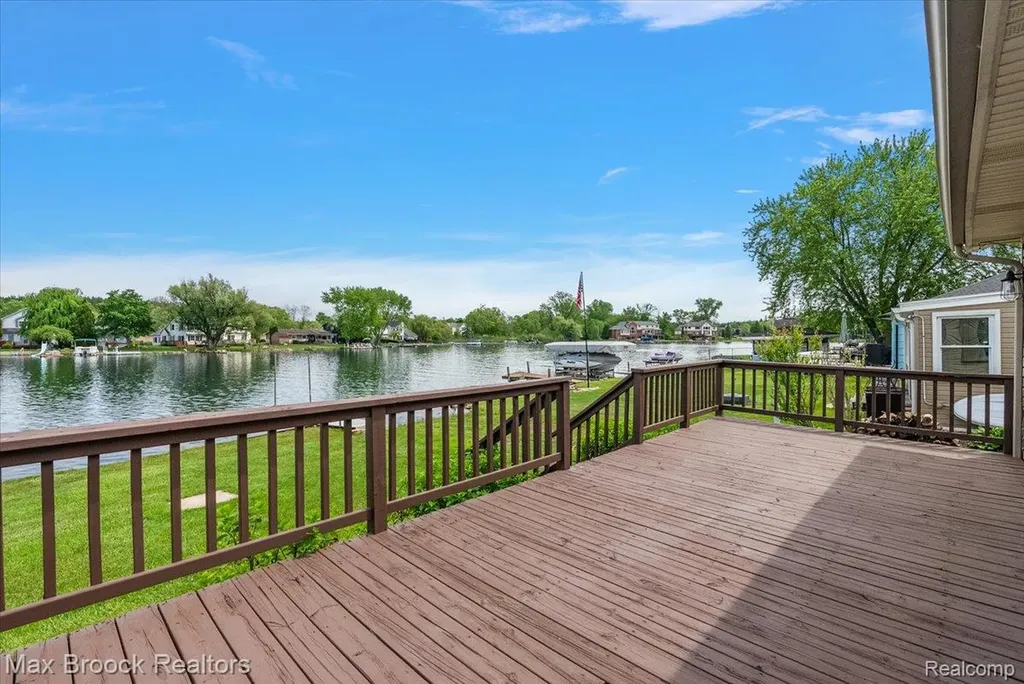 1323 Castlewood Drive White Lake Charter Township MI 48386