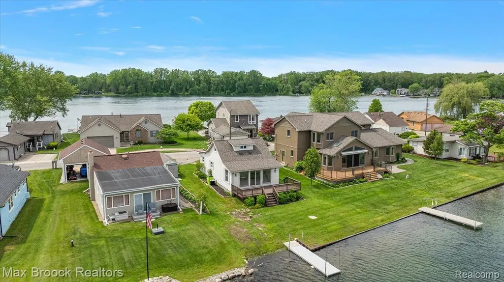1323 Castlewood Drive White Lake Charter Township MI 48386