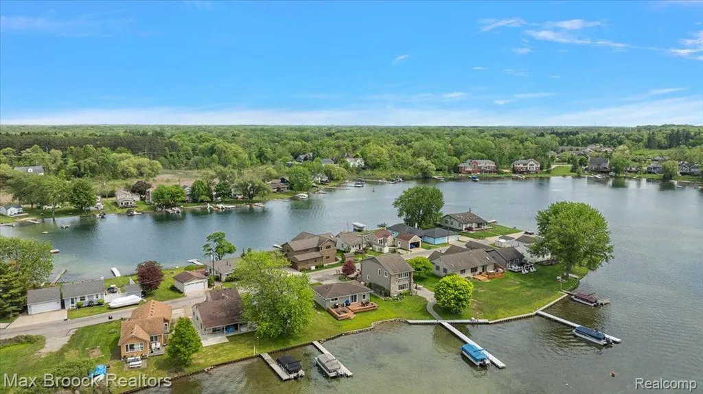 1323 Castlewood Drive White Lake Charter Township MI 48386