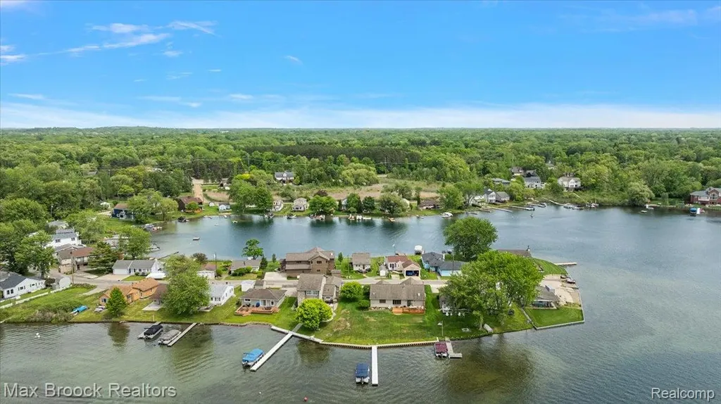1323 Castlewood Drive White Lake Charter Township MI 48386