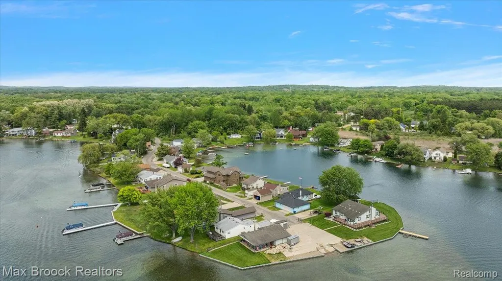 1323 Castlewood Drive White Lake Charter Township MI 48386