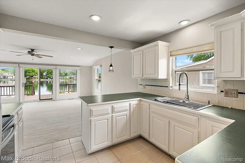 1323 Castlewood Drive White Lake Charter Township MI 48386