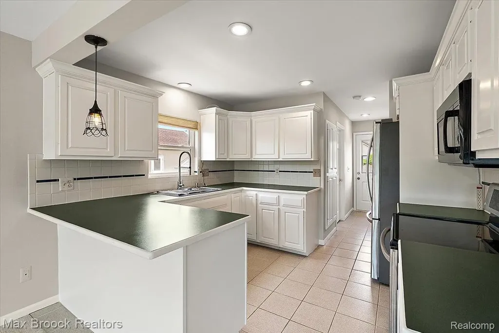 1323 Castlewood Drive White Lake Charter Township MI 48386
