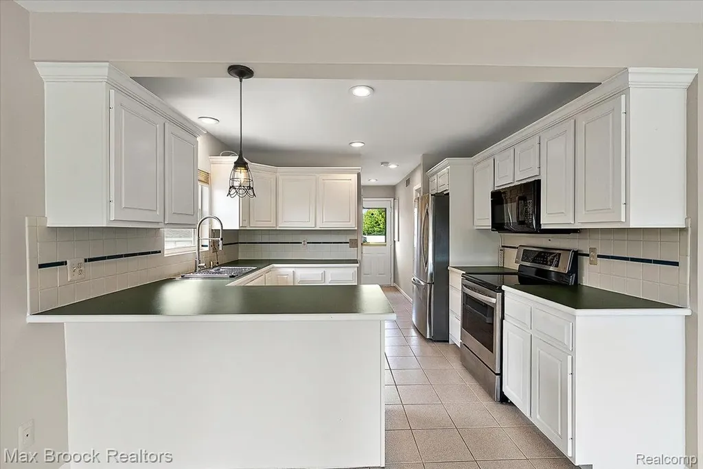 1323 Castlewood Drive White Lake Charter Township MI 48386