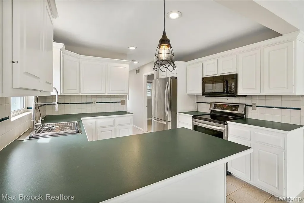 1323 Castlewood Drive White Lake Charter Township MI 48386