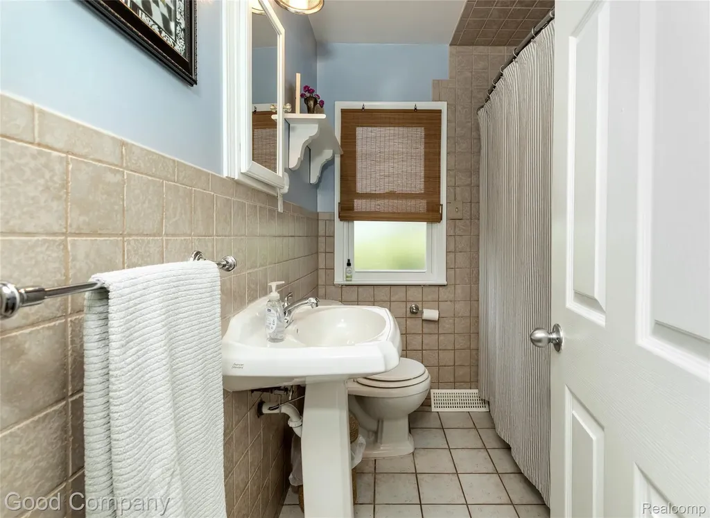 2380 Chestnut Street Ferndale City MI 48220