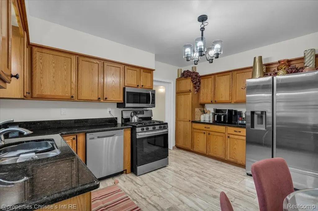27524 Gail Drive Warren City MI 48093