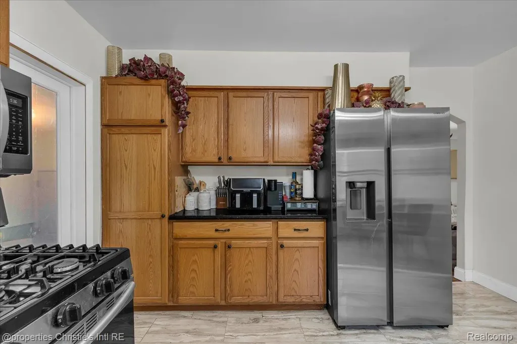 27524 Gail Drive Warren City MI 48093