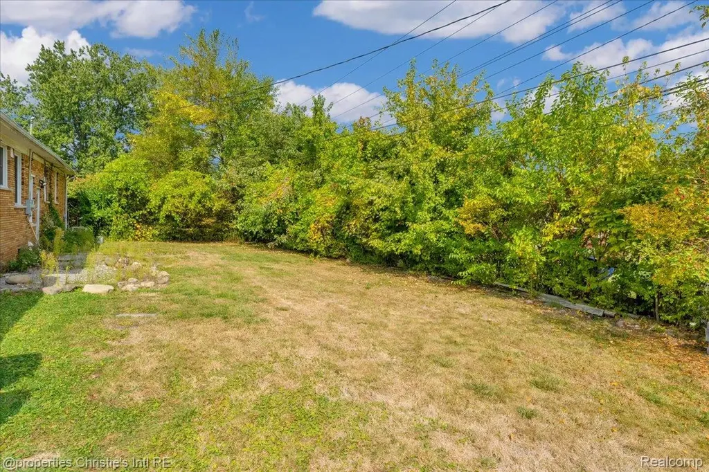 27524 Gail Drive Warren City MI 48093