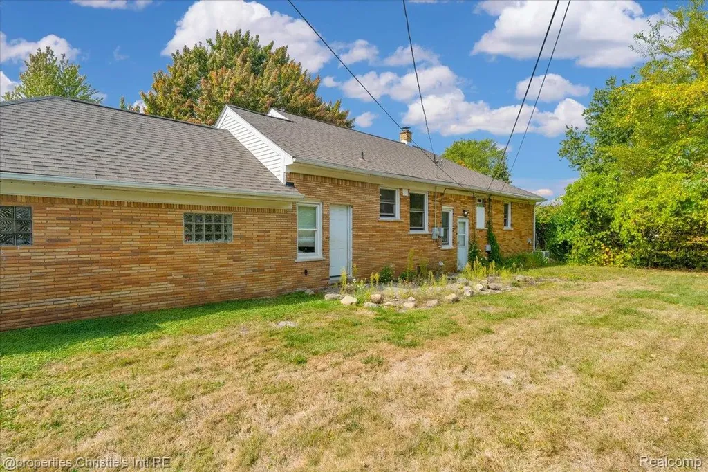 27524 Gail Drive Warren City MI 48093