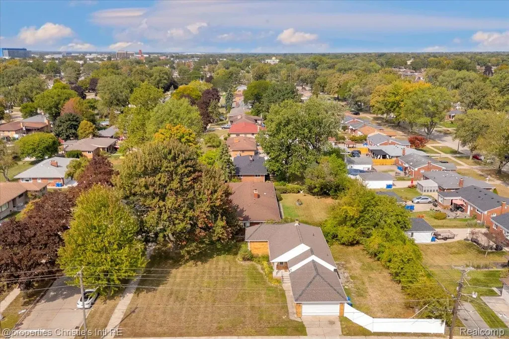 27524 Gail Drive Warren City MI 48093