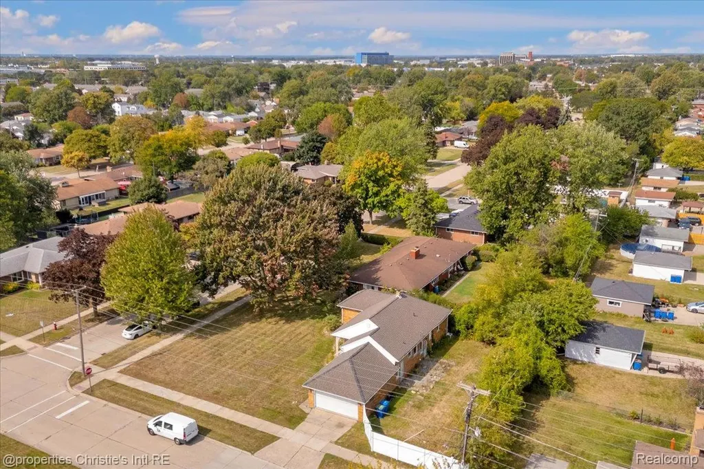 27524 Gail Drive Warren City MI 48093