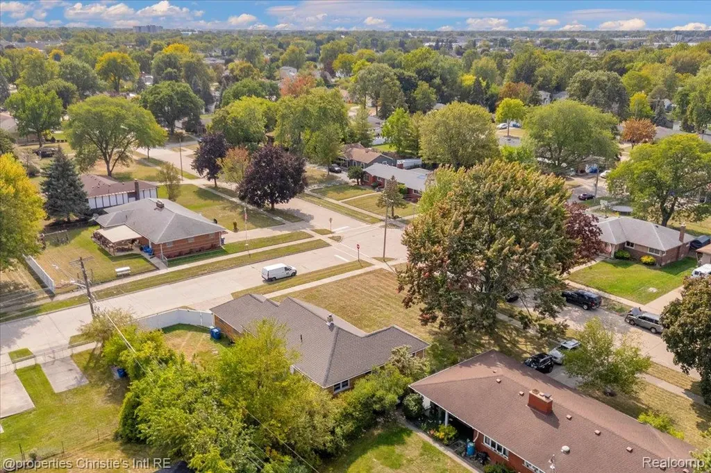 27524 Gail Drive Warren City MI 48093