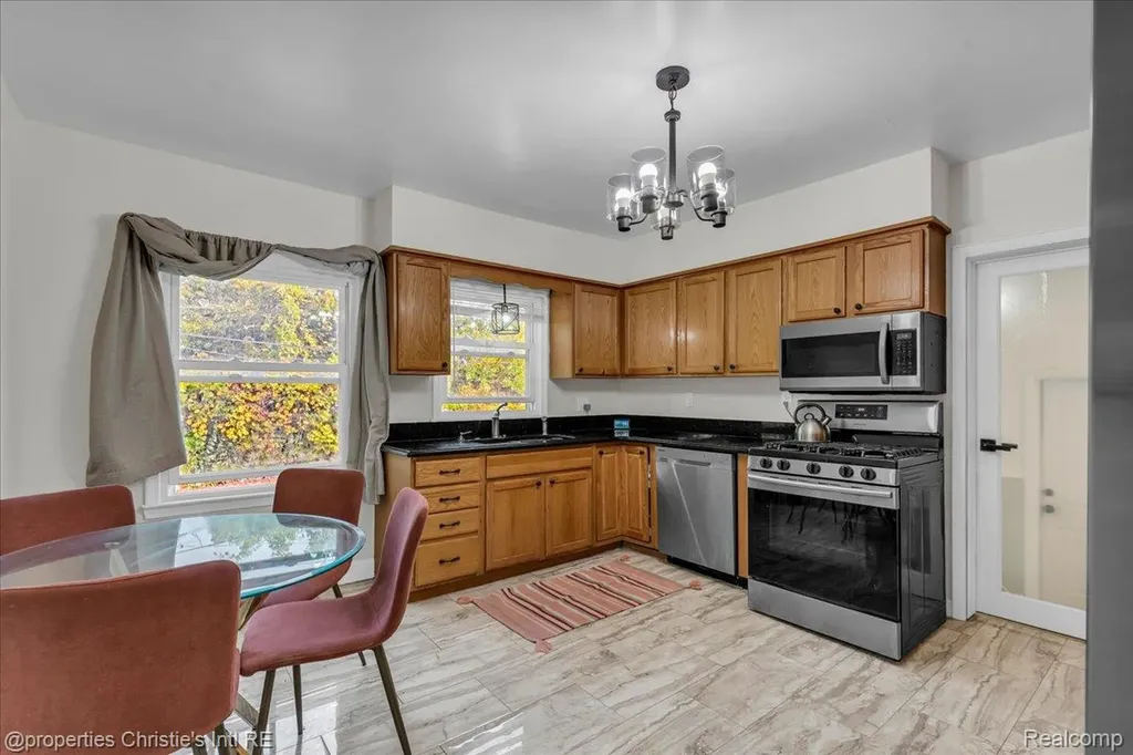 27524 Gail Drive Warren City MI 48093