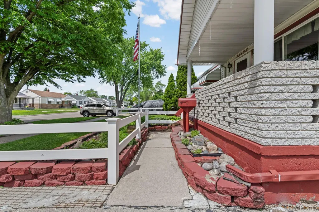12435 Agnes Street Southgate City MI 48195