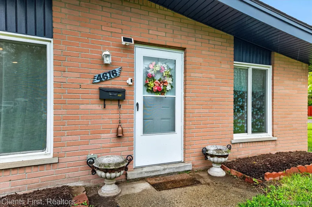4616 Hayes Street Wayne City MI 48184