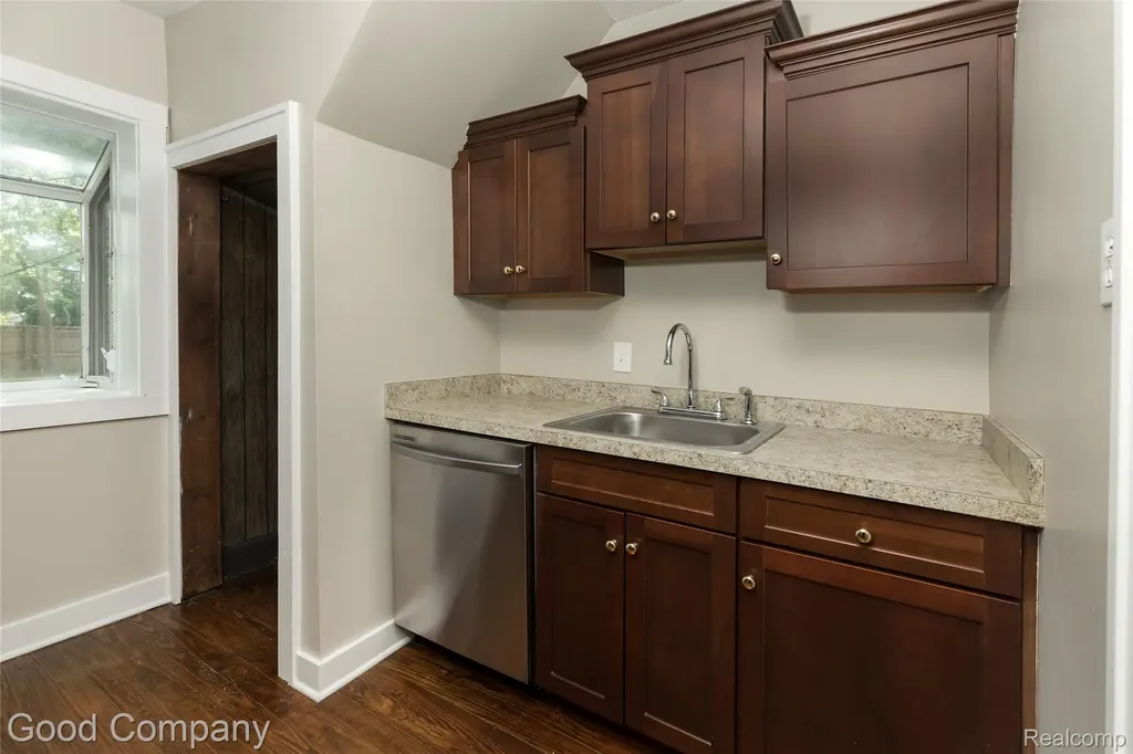 1924 Pinecrest Drive Ferndale City MI 48220