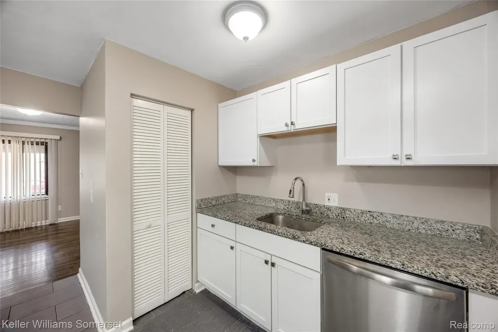 8289 Ford Avenue Warren City MI 48089