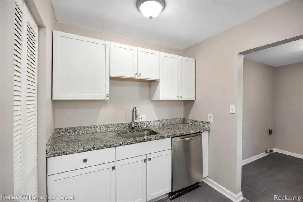 8289 Ford Avenue Warren City MI 48089