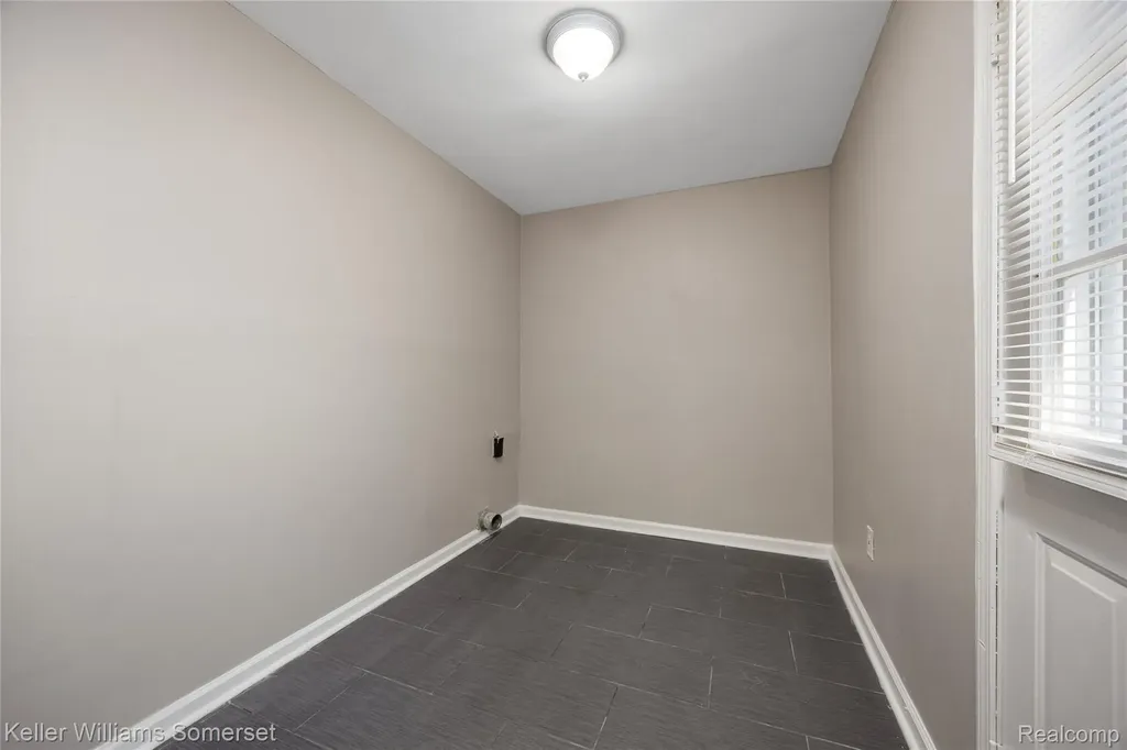8289 Ford Avenue Warren City MI 48089