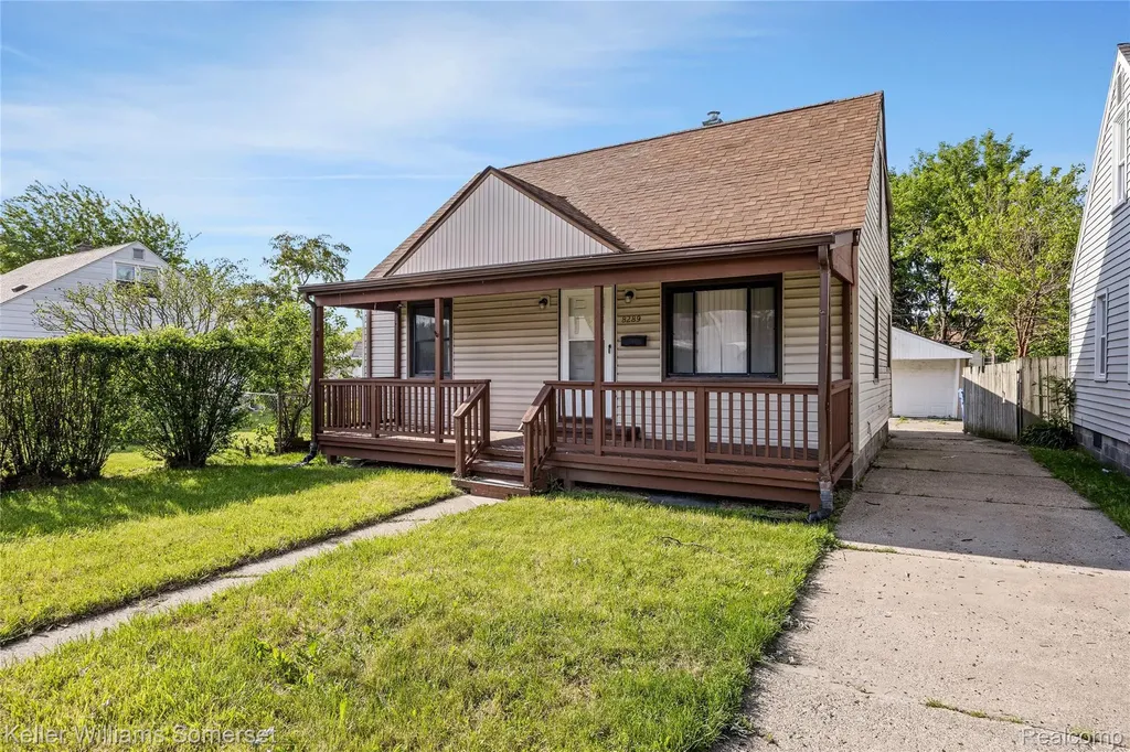 8289 Ford Avenue Warren City MI 48089