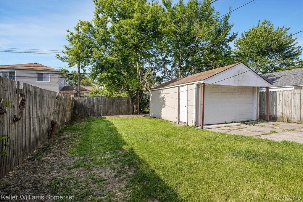 8289 Ford Avenue Warren City MI 48089