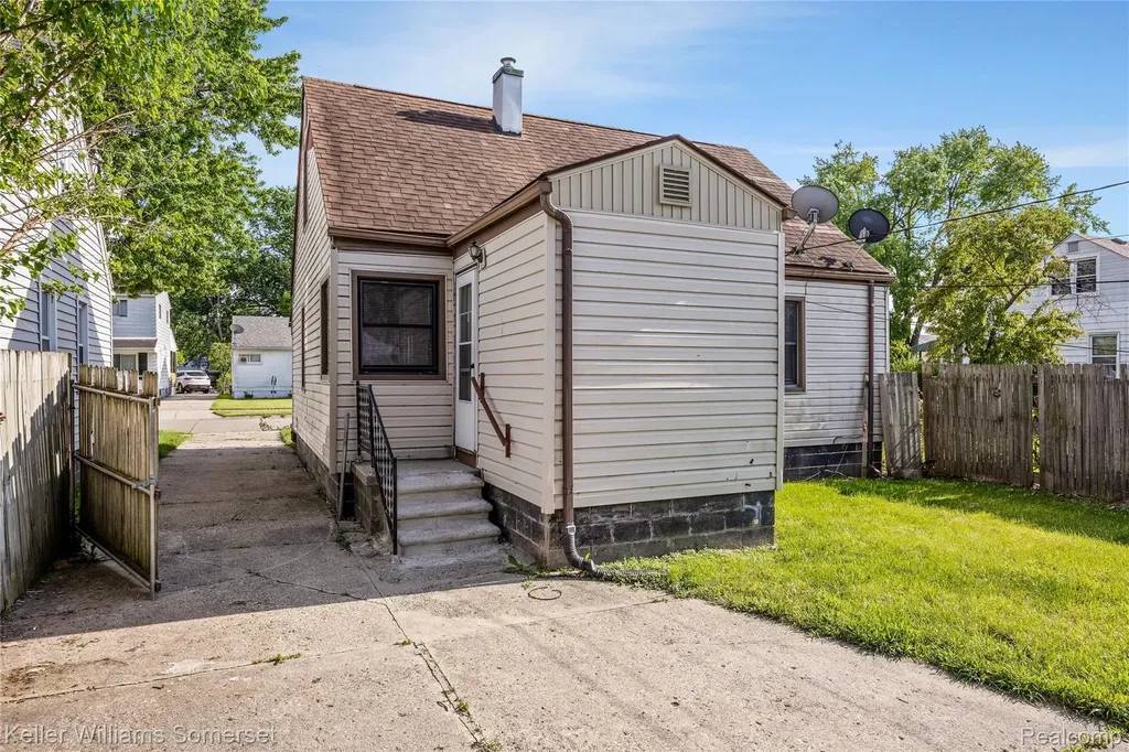 8289 Ford Avenue Warren City MI 48089