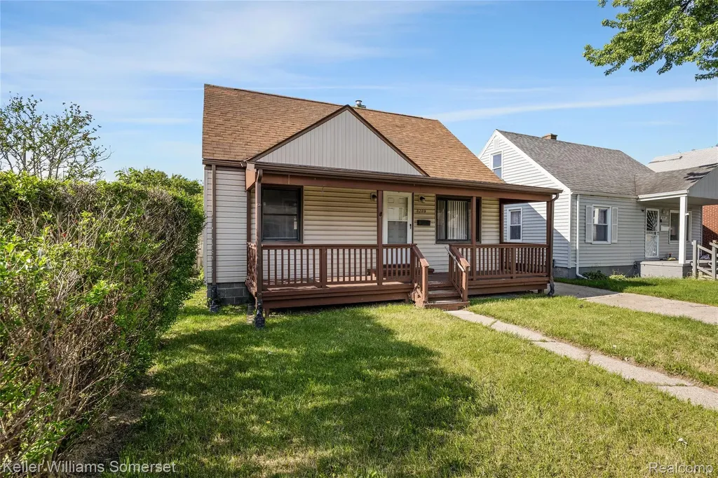 8289 Ford Avenue Warren City MI 48089